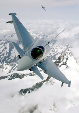Rakousk&yacute; Eurofighter Typhoon nad Alpami.
