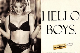 Eva Herzigov&aacute; v roce 1994 v reklamě na podprsenku Wonderbra.
