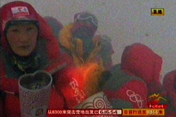 Na vrcholu Everestu v přímém televizním přenosu. Na vrcholu Everestu v přímém televizním přenosu.