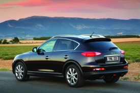 Kompaktnější sportovně-užitkový model EX37 míří přímo do teritoria BMW X3.