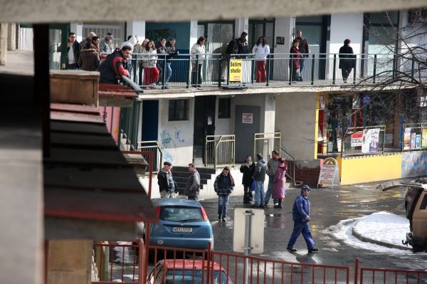 Vyplácení dávek v Chomutově:  nadávky, výhrůžky a strkanice. 