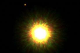 Nově objeven&aacute; exoplaneta (vlevo nahoře) u sv&eacute; hvězdy.
