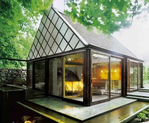 Primární funkcí The Mill House je sice sauna, ale díky intimní velikosti a použitým materiálům působí spíše jako čajový domek pro zenového mistra.