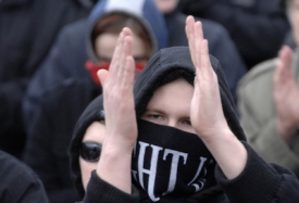 Jeden z extremistů na plzeňské demonstraci.