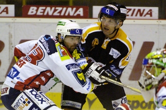 Robert Reichel z Litvínova a Peter Pucher z Moelleru Pardubice (vlevo)