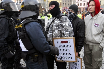 účastníci pochodu ultrapravicové skupiny Národní korporativismus, foto z 10. března 2007 účastníci pochodu ultrapravicové skupiny Národní korporativismus, foto z 10. března 2007