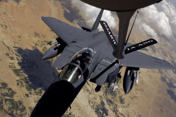 Americký F-15 tankuje palivo nad Afghánistánem. Americký F-15 tankuje palivo nad Afghánistánem.