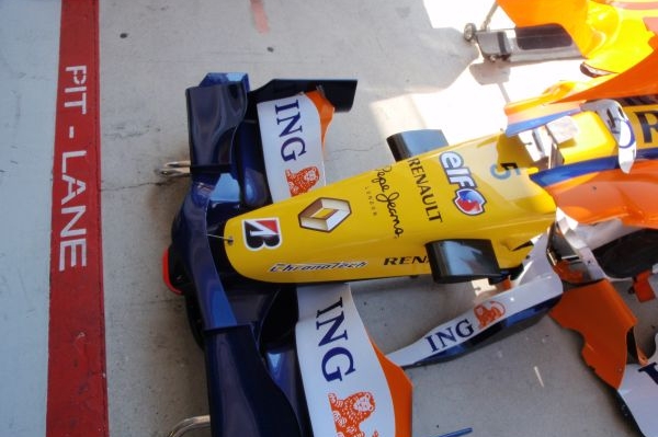 Přední přítlačné křídlo renaultu čeká v pit-lane na montáž.