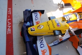 Přední přítlačné křídlo renaultu čeká v pit-lane na montáž.