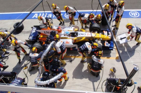 Fernando Alonso s renaultem v boxech.