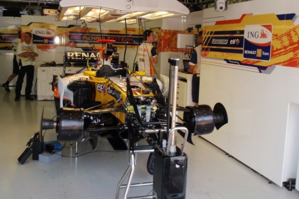 Torzo renaultu Fernanda Alonsa v garáži před Velkou cenou.