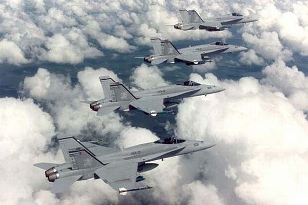 Stíhačky F-18 kontrolovaly pohyb ruského bombardéru.