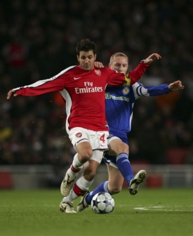 Cesc Fabregas přišel do Arsenalu už v 16. Změní se pravidla?