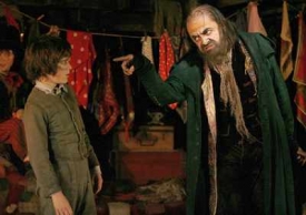 Atkinson jako Fagin prý dokáže budit i sympatie.
