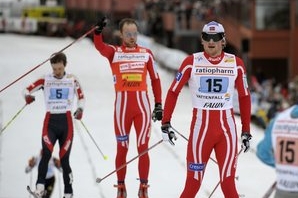 Petter Northug (zprava), Tor Asle Gjerdalen a Martin Koukal ve cíli. Petter Northug (zprava), Tor Asle Gjerdalen a Martin Koukal ve cíli.