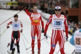 Petter Northug (zprava), Tor Asle Gjerdalen a Martin Koukal ve c&iacute;li.