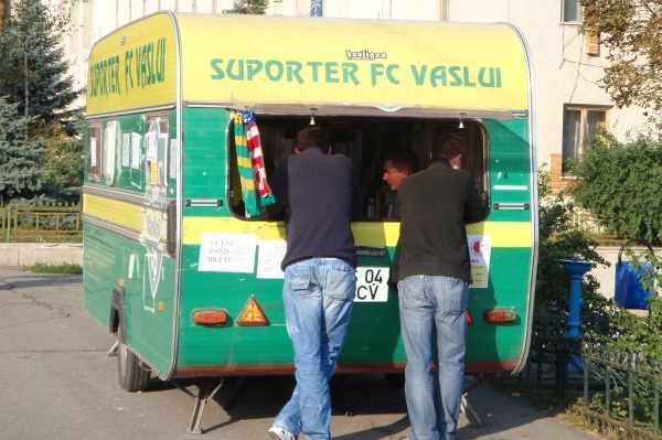 Vítejte v rumunském Vaslui. Místní fan shop v karavanu.