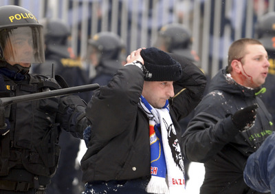 Policie musela ještě před začátkem zápasu v hledišti zasáhnout.