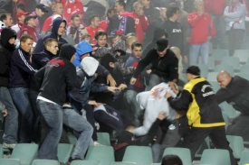 Rvačku na stadionu vyprovokovali Češi.