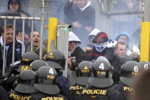 Policist&eacute; zasahuj&iacute; proti chulig&aacute;nům na stadionu v Brně.