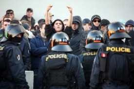 Policist&eacute; zatkli 21 chulig&aacute;nů. (Ilustračn&iacute; foto)
