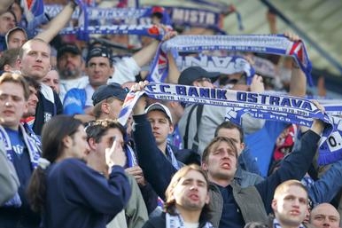 Fanoušci Baníku Ostrava. do Prahy jich má v neděli přijet zhruba 1500, vstupenky na zápas s Bohemians 1905 jich bude mít jen třetina. 