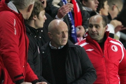 Kouč fotbalistů Slavie Karel Jarolím ve &quot;vyhnanství&quot; na tribuně.