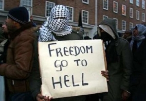 Britský muslim na demonstraci proti karikaturám proroka Mohameda.