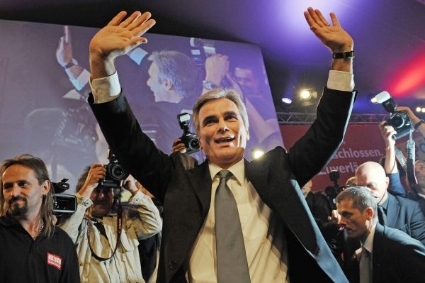 Werner Faymann vystřídá ve funkci kancléře Alfreda Gusenbauera. 