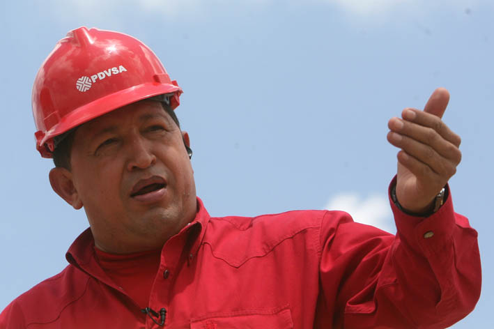 Hugo Chávez na návštěvě rafinérie v pořadu Aló presidente.