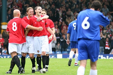 Hráči FC United of Manchester se radují z gólu.