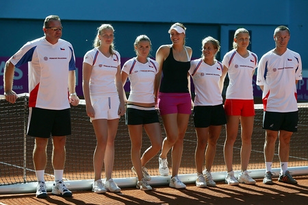 Český fedcupový tým, (zleva) nehrající kapitán Aleš Kodat, tenistky Petra Kvitová, Iveta Benešová, Nicole Vaidišová, Barbora Záhlavová-Strýcová, Lucie Šafářová a trenér Cyril Suk