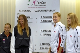 Losování v Národíhm tenisovém centru, zleva Slovenky Dominika Cibulková a Daniela Hantuchová a Češky Nicole Vaidišová a Lucie Šafářová