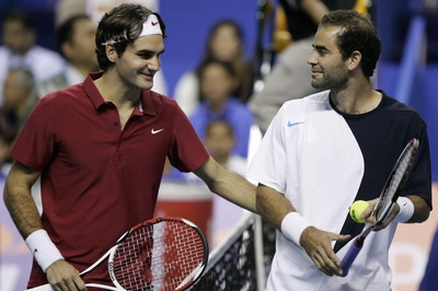 Roger Federer a Pete Sampras před exhibičním utkání v Malajsii. 