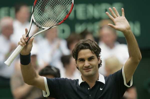 Federer se raduje z vítězství nad Kohlschreiberem. Federer se raduje z vítězství nad Kohlschreiberem.