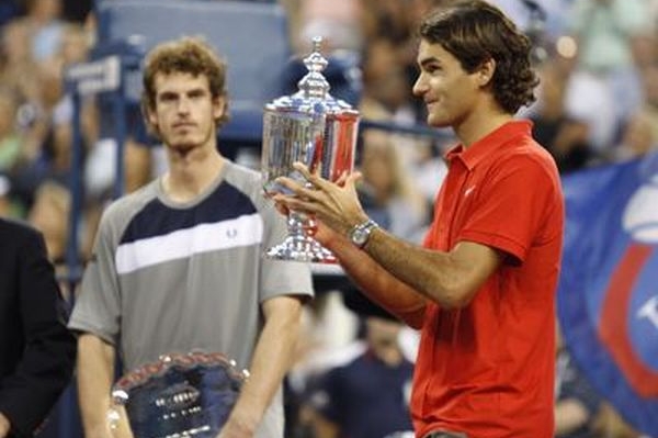Vítězný Federer (vpravo) a poražený Brit Andy Murray.