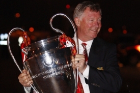 Tren&eacute;r Manchesteru Alex Ferguson s poh&aacute;rem pro v&iacute;těze Ligy mistrů