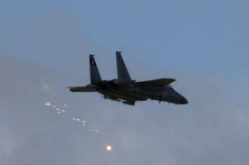Izraelsk&yacute; letoun F-15 nad Gazou.