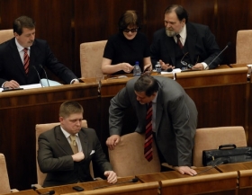 Robert Fico slav&iacute; v parlamentu dal&scaron;&iacute; &uacute;spěch. Novin&aacute;ři prohr&aacute;vaj&iacute;...