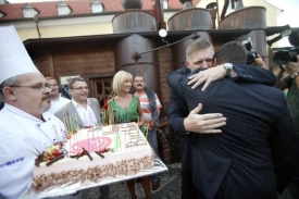 Nejlepší přátelé. Robert Fico gratuluje Jiřímu Paroubkovi