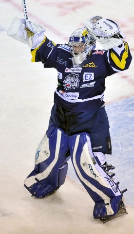 Liberecký brankář Michal Fikrt slaví vítězství. Liberecký brankář Michal Fikrt slaví vítězství.