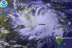 Snímek bouře z družice NOAA a s obrysy pevniny pod mraky.