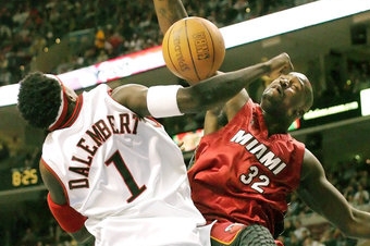 Ilustrační foto - hráč Philadelphia 76ers Samuel Dalembert a Shaquille O´Neal z týmu Miami Heats Ilustrační foto - hráč Philadelphia 76ers Samuel Dalembert a Shaquille O´Neal z týmu Miami Heats