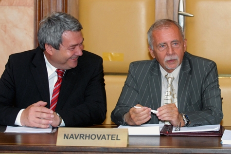 Předseda KSČM Vojtěch Filip (vlevo) a poslanec ČSSD Stanislav Křeček. 