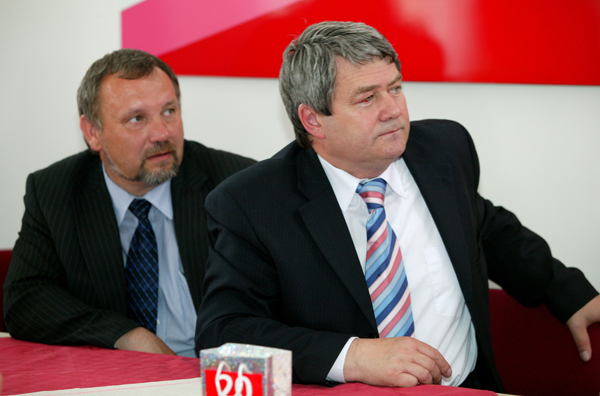 Šéf poslaneckého klubu KSČM Pavel Kováčik a šéfem strany Filipem. Šéf poslaneckého klubu KSČM Pavel Kováčik a šéfem strany Filipem.