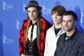 Zleva Daniel Day-Lewis, herec Paul Dano a režisér Paul Thomas Anderson