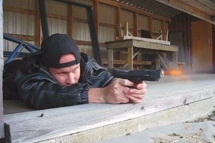 Masový vrah Saari trénuje na střelnici.