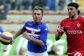 Antonio Cassano ze Sampdorie (vlevo) a Tomáš Ujfaluši z Fiorentiny. Antonio Cassano ze Sampdorie (vlevo) a Tomáš Ujfaluši z Fiorentiny.
