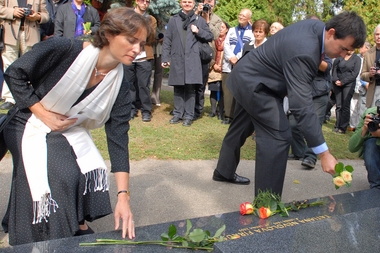 Poslední rozloučení dcery a syna s klavíristou Rudolfem Firkušným a jeho ženou.