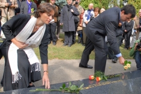 Poslední rozloučení dcery a syna s klavíristou Rudolfem Firkušným a jeho ženou.